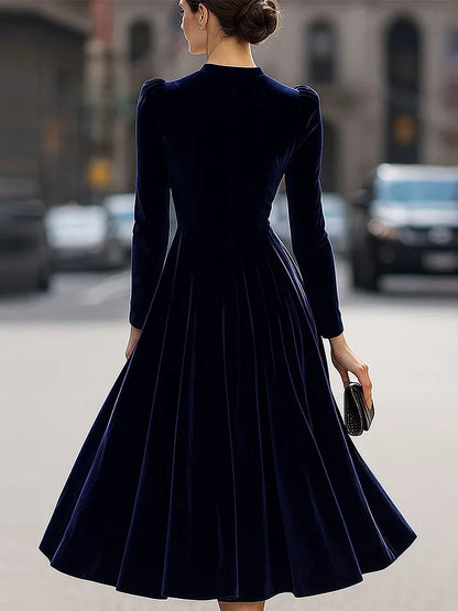 Luxurious velvet midi dress with long sleeves