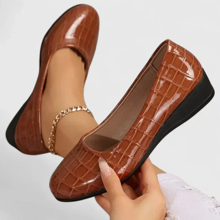 CARLY – ELEGANT EVERYDAY FLATS