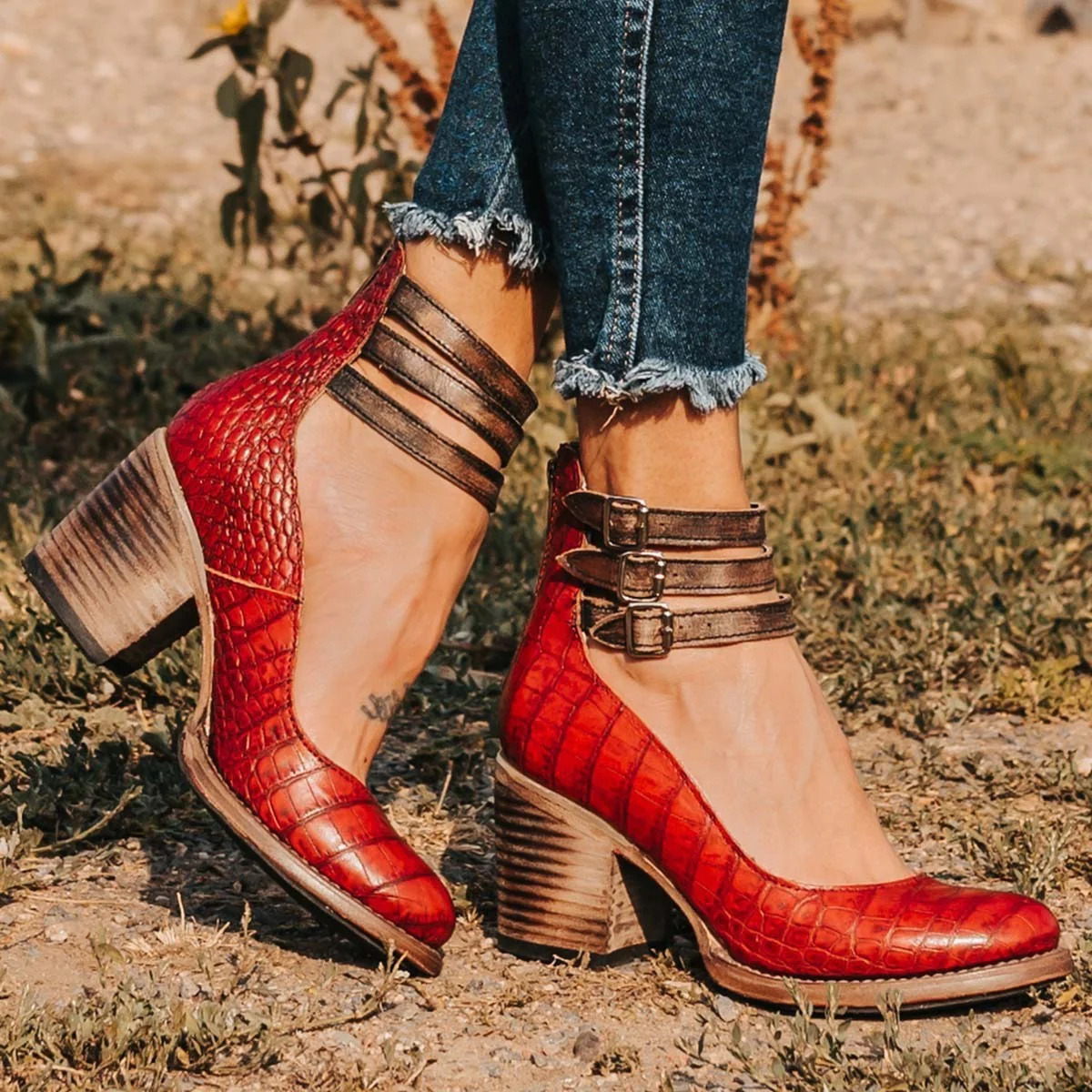 VINTAGE LEATHER STRAP HEELS