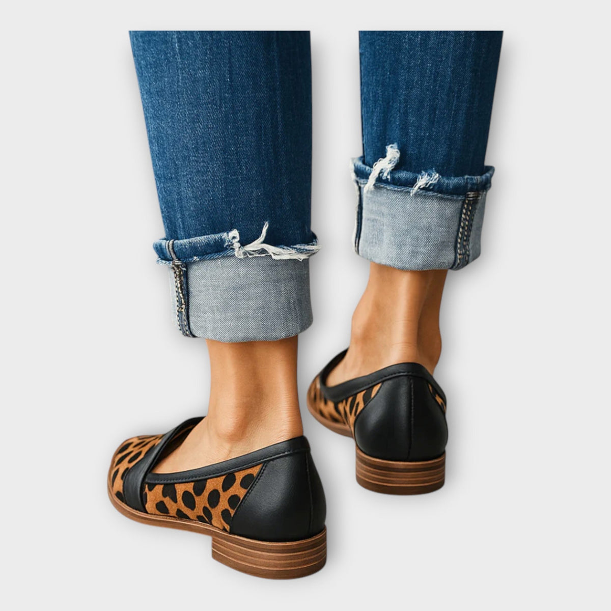 Elegant Loafers with Modern Line